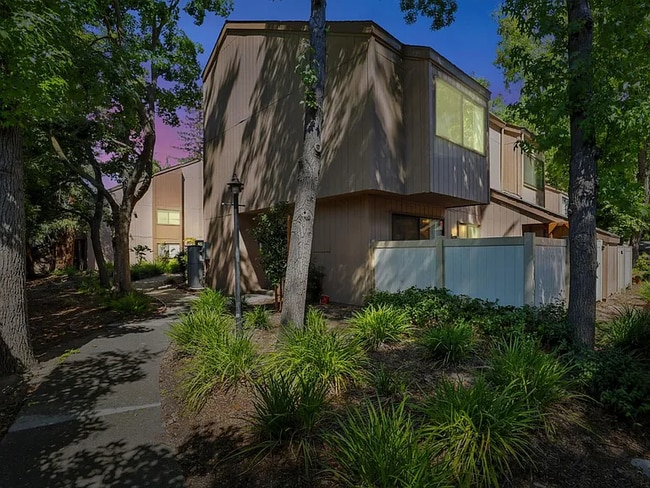 Building Photo - 535 Woodside Oaks