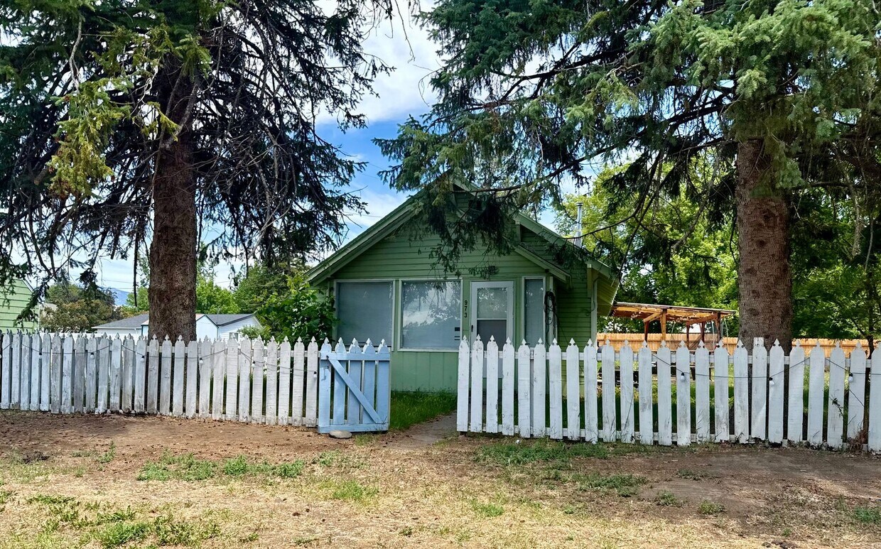 Foto principal - 973 N College St