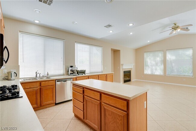 Building Photo - 2222 Tedesca Dr