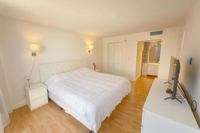 Foto del edificio - 16909 N Bay Rd