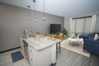 Building Photo - Diamond Place I