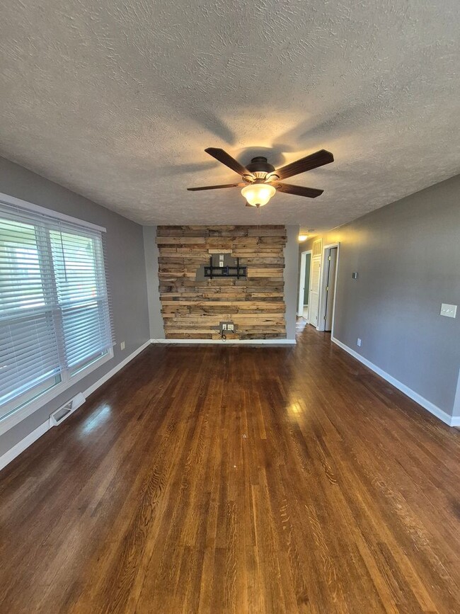 Foto del edificio - Charming 3 Bedroom, 2 Bath Home with Fenced Yard & Garage!