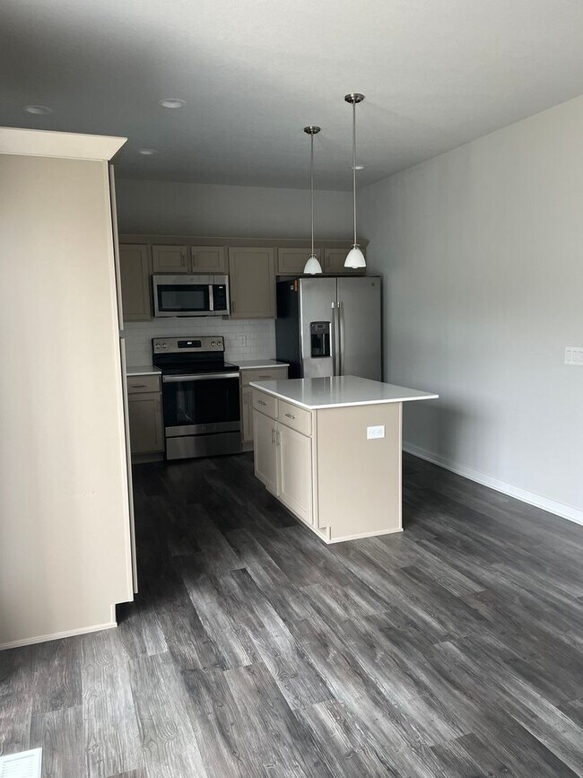 Foto del edificio - FREE RENT SPECIAL!  3 bedroom 3 bathroom Single-Family Home in Urbandale, IA