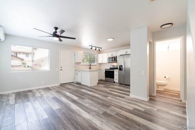 Building Photo - Newly renovated and Contemporary 3BR/2.5BA...