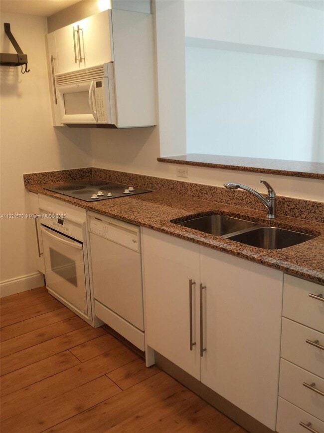 Foto del edificio - 325 S Biscayne Blvd