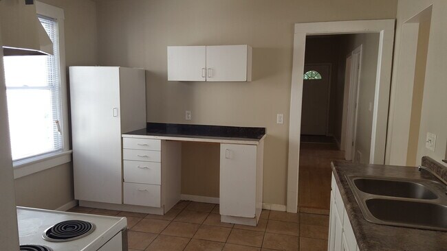 Foto del edificio - 3320 N Downer Ave