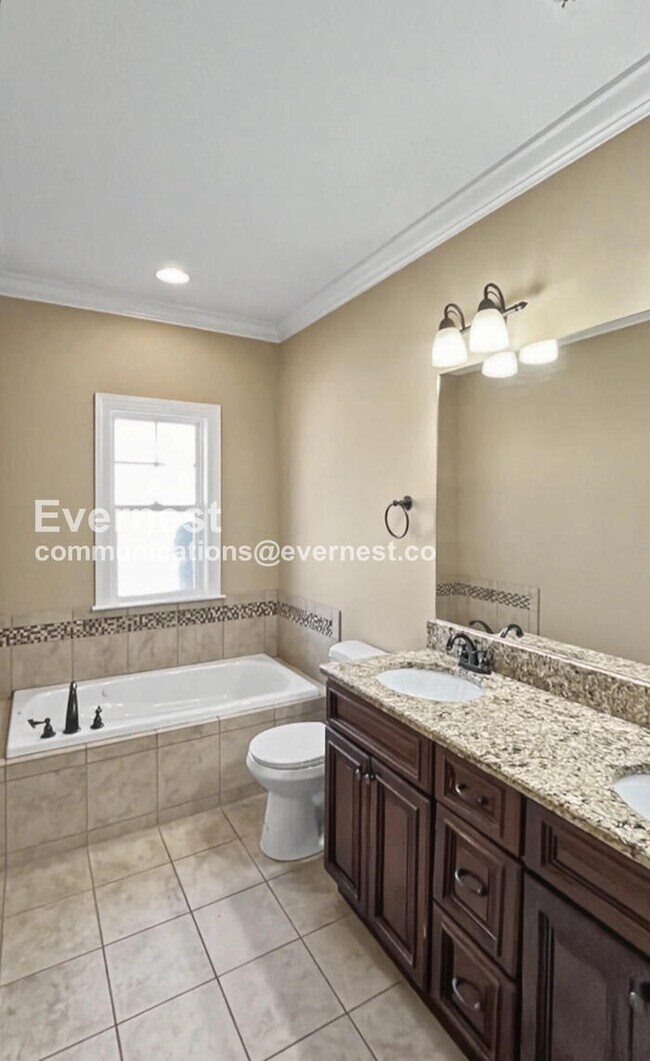 Foto del edificio - 4 Bed/2 Bath Home with Garage / Pet-Friendly / Available Now!