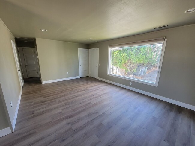 Building Photo - Bright & Spacious 2-Bedroom Duplex in Rich...