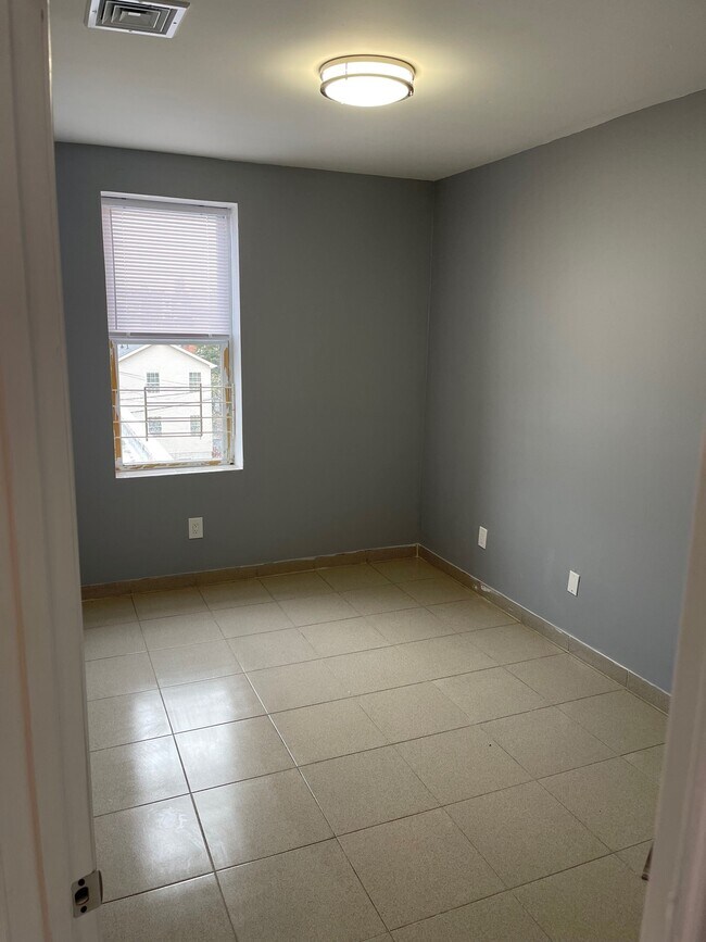 Dormitorio #2 - 266 Central Ave