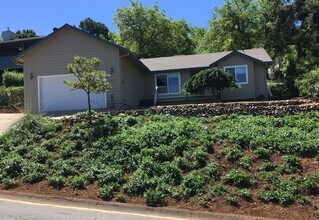 Building Photo - 7095 Fairview Dr