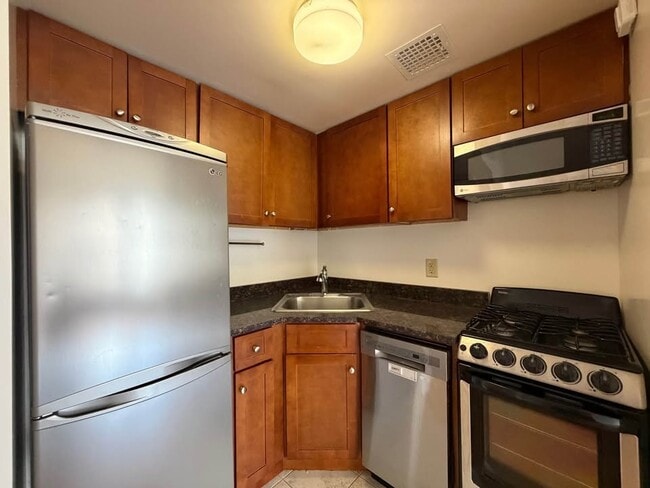 Building Photo - 39 W 68th St