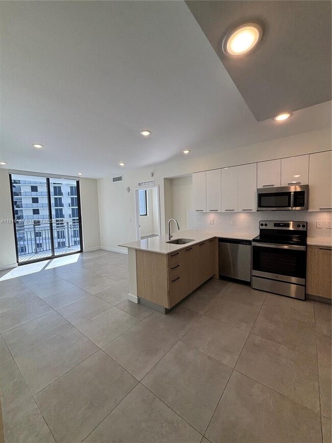 Building Photo - 16395 Biscayne Blvd