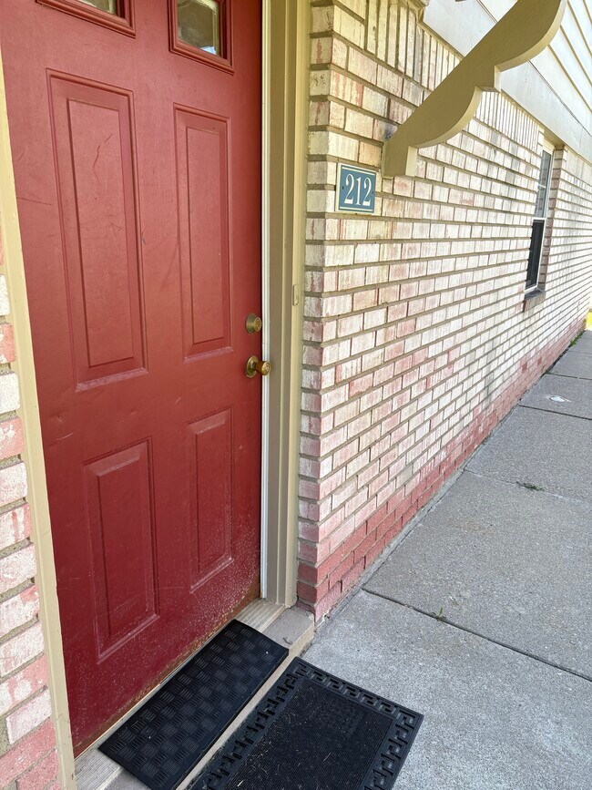 Building Photo - 212 Princeton Dr