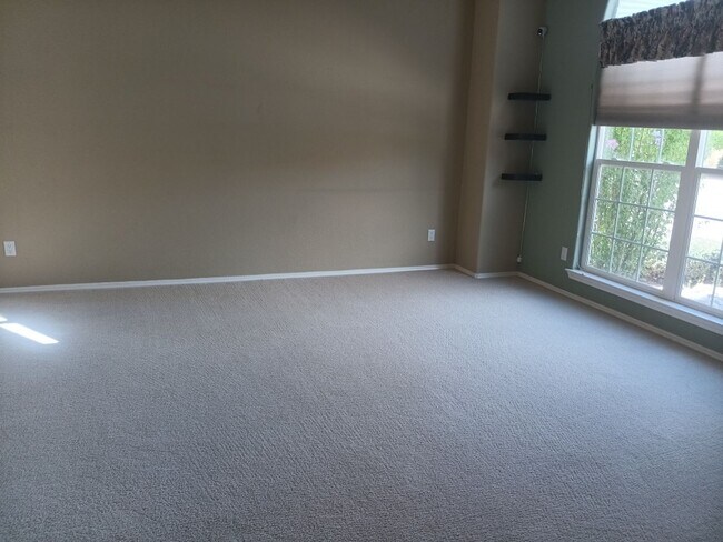 Foto del edificio - 5 bedrooms, 3 Bath House! Located On NE Si...