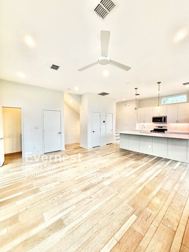 Building Photo - 2528 N Fitzhugh Ave