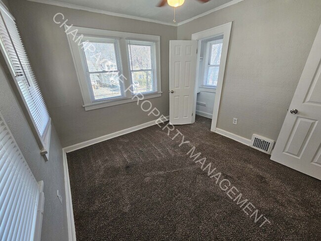 Building Photo - Spacious Home in KC