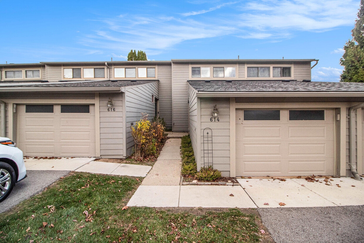 Primary Photo - 614 Peninsula Ct