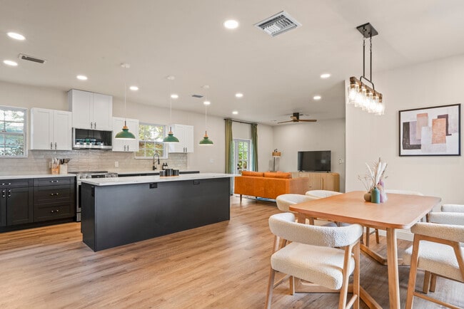 Foto del edificio - 650 37th Ave NE