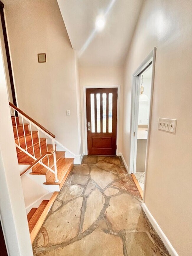 Foto del edificio - 8308 Whitman Dr