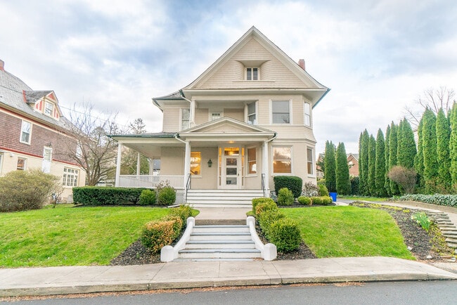 Foto del edificio - 221 E Burke St