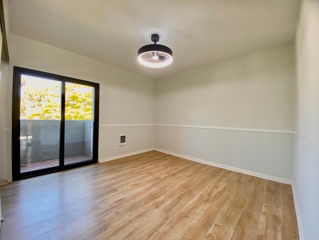 Building Photo - 8722 Villa La Jolla Dr