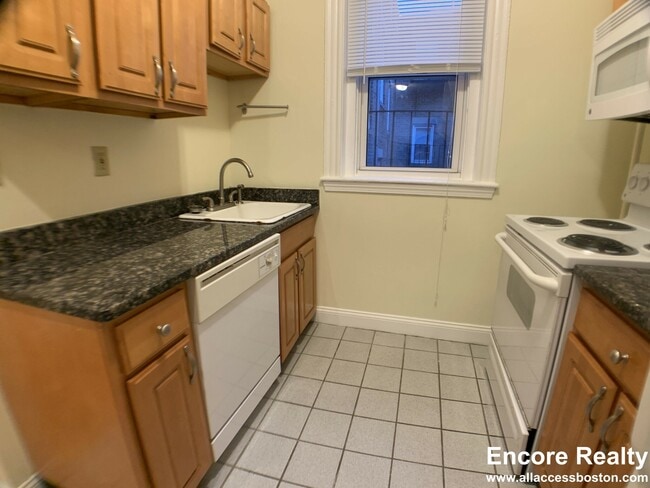 Building Photo - 120 Peterborough St