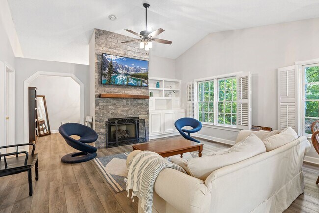 Foto del edificio - LOCATION!! Updated Townhome in Sought-Afte...