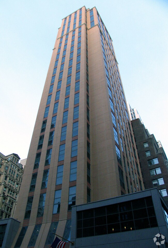 Building Photo - 100 W 39th St