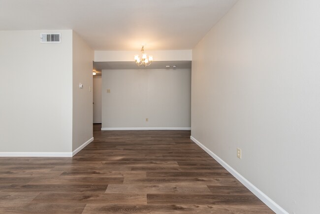 Building Photo - 6936 Colonial Woods Dr