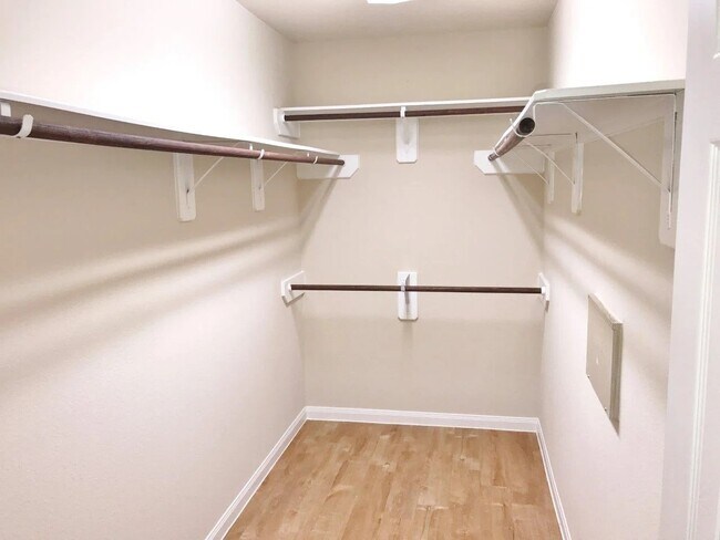 Foto del edificio - 12710 Brightwood Dr