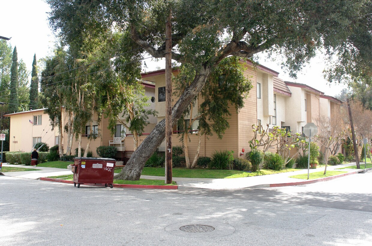 Building Photo - 1600 Rock Glen Ave