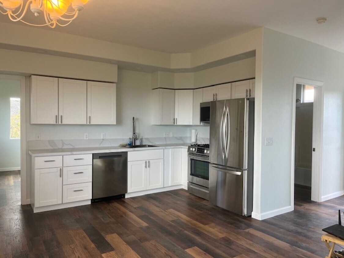 Foto principal - Pet friendly 3 bedroom / 2 bath home with ...