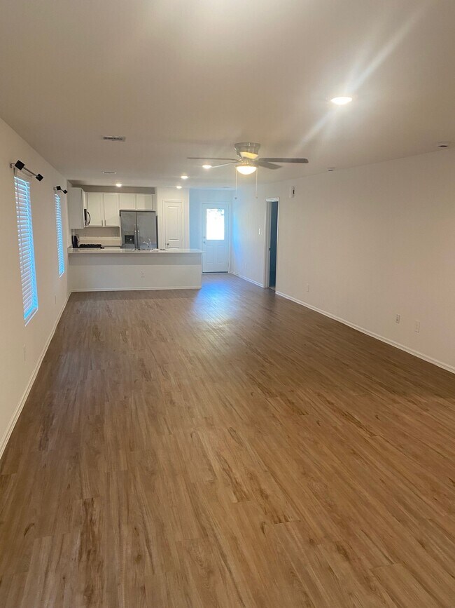 Foto del edificio - 1411 Las Cuevas Dr