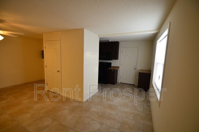 Building Photo - 810 Eresken Ave