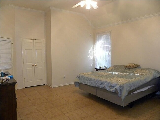 Building Photo - 235 Rustic Oaks Dr