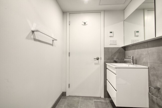 Building Photo - 3460 Rue Peel