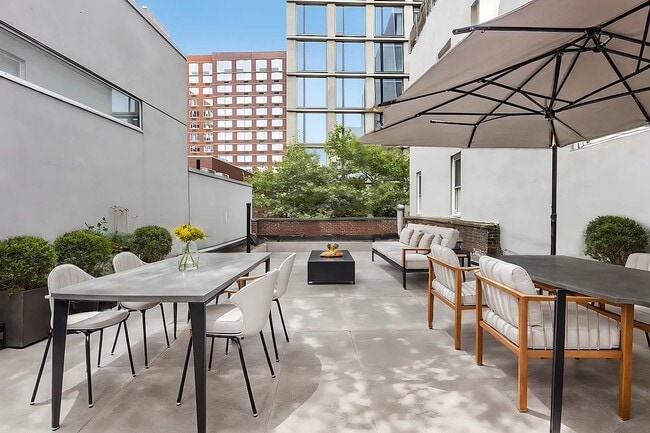 Building Photo - 261 Bowery