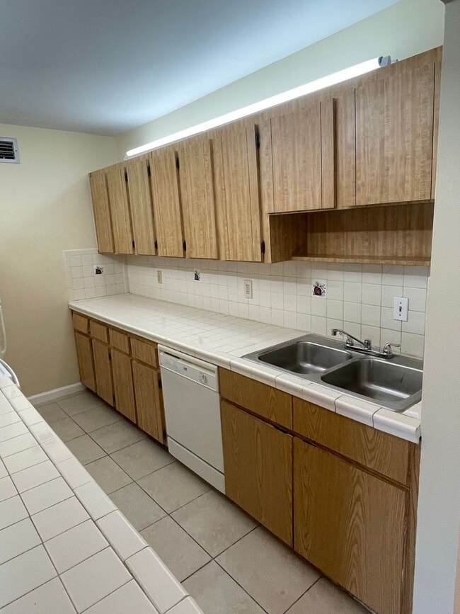 Building Photo - Special Move-In Offer: Get Half Off Your First Month’s Rent!