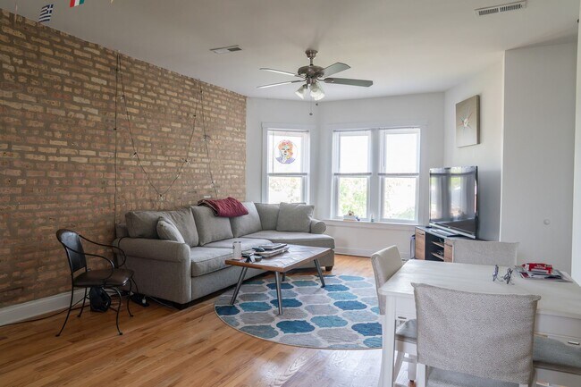 Foto del edificio - Albany Park - 2 Bed / 1 Bath - Laundry In-Unit w/ Central Heat