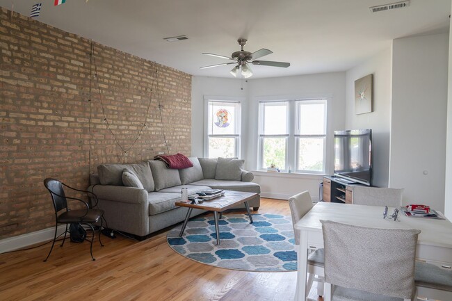 Building Photo - Albany Park - 2 Bed / 1 Bath - Laundry In-Unit w/ Central Heat
