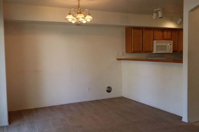Building Photo - Duplex in Hidden Gardens