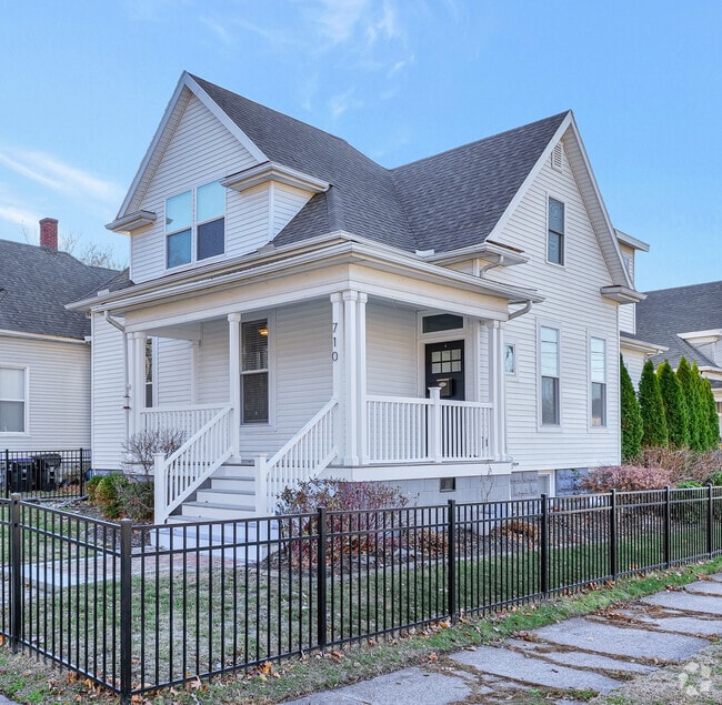 Building Photo - 710 N Oak St