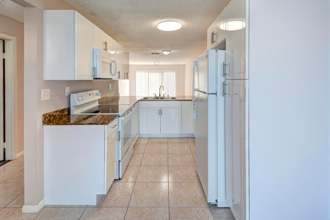 Building Photo - 858 Crystal Lake Dr