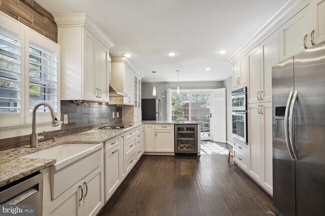 Building Photo - 10226 Democracy Ln