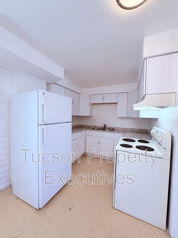 Building Photo - 319 E Blacklidge Dr