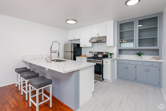 2BR, 2BA - 1,100SF - Kitchen - 325 E Stocker St