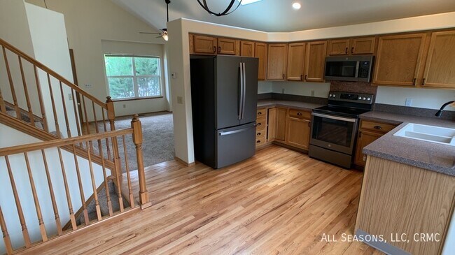 Foto del edificio - 1334 S Canoe Creek Dr