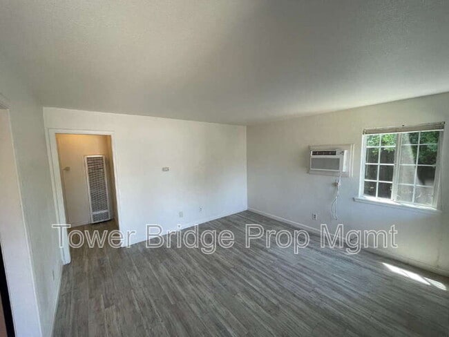 Building Photo - 2701 San Fernando Way