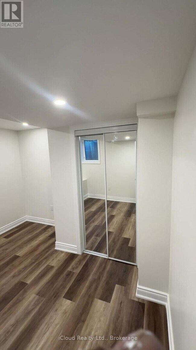 Photo du bâtiment - 933 Whewell Trail