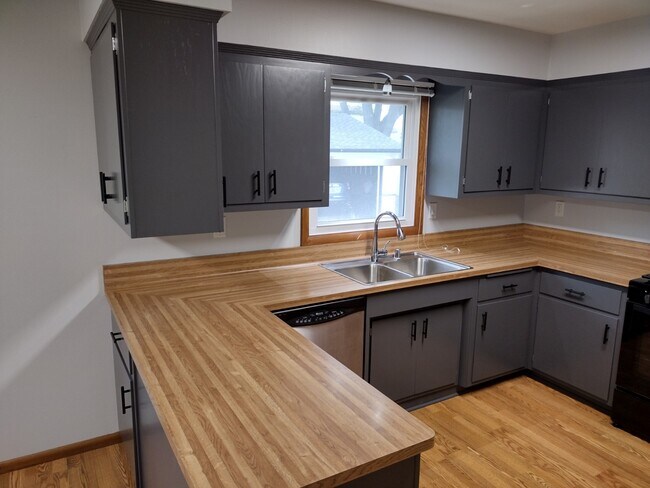 Foto del edificio - 3150 S 80th St